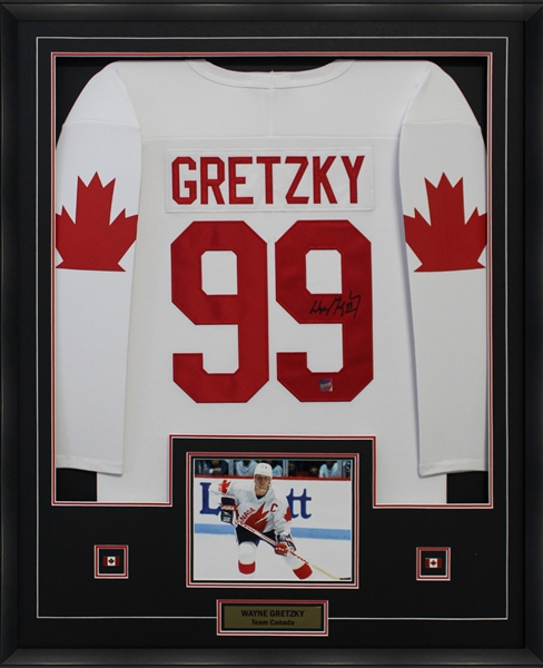 Wayne Gretzky Signed Framed 1987 Team Canada Away Jersey